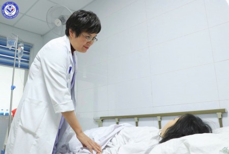 ThS.BS Đàm Thị Quỳnh Liên – Phó Trưởng khoa Phụ Ngoại thăm khám và hướng dẫn bệnh nhân chăm sóc sau phẫu thuật