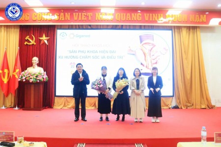 TTND.GS.TS Nguyễn Duy Ánh – Giám đốc Bệnh viện Phụ Sản Trung ương tặng hoa các Báo cáo viên trình bày tham luận tại Hội thảo