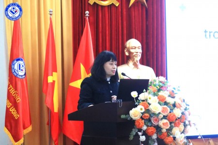 BSCKII. Phạm Thanh Nga – Phó Trưởng khoa Khám bệnh theo yêu cầu, Bệnh viện Phụ Sản Trung ương trình bày báo cáo “Quan điểm hiện đại trong tiếp cận và điều trị nhiễm khuẩn âm đạo”. 