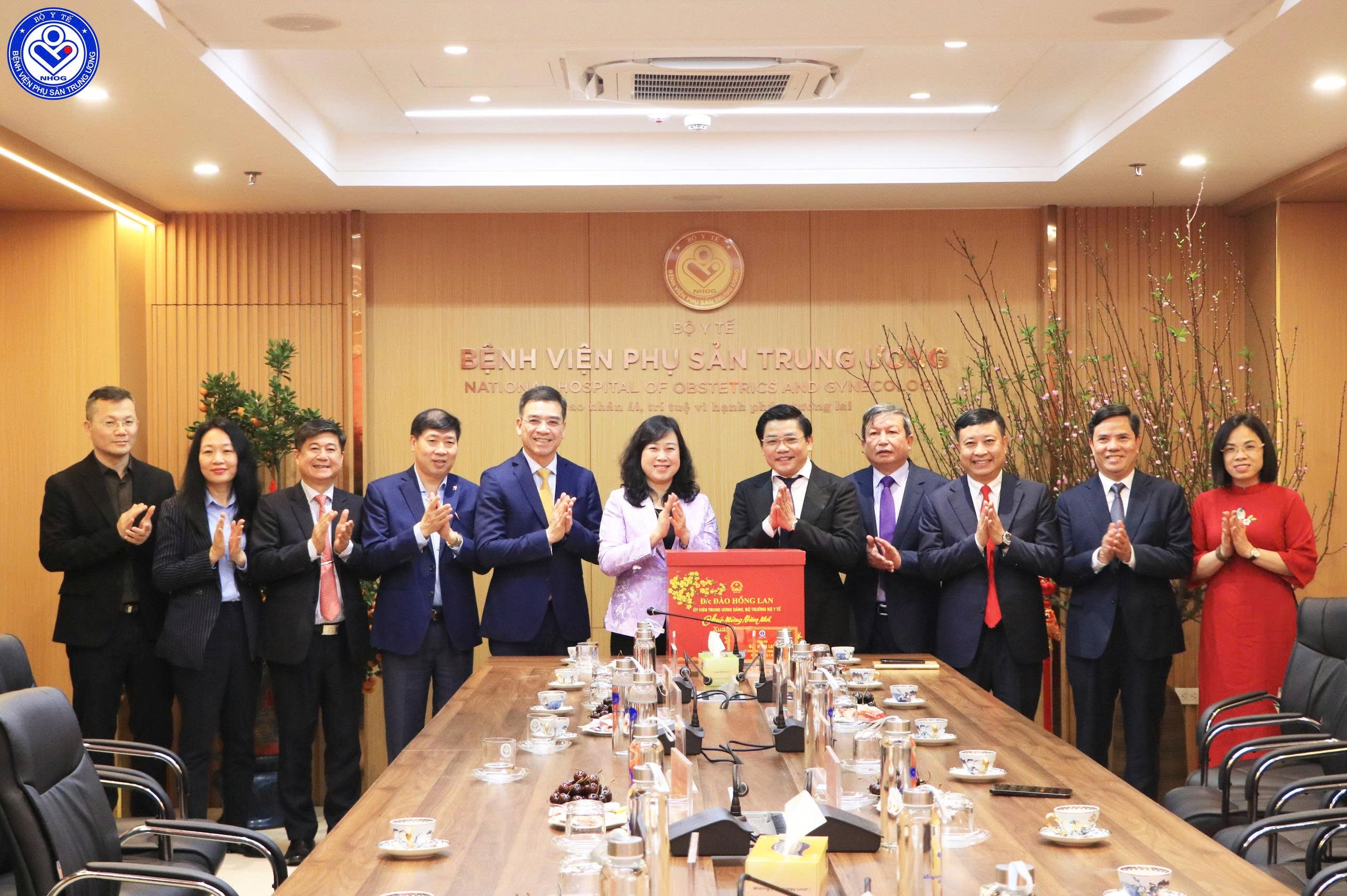 Bộ trưởng Bộ Y tế - Đào Hồng Lan tới thăm, chúc Tết và động viên tập thể thầy thuốc, nhân viên y tế đang làm nhiệm vụ tại Bệnh viện Phụ Sản Trung ương