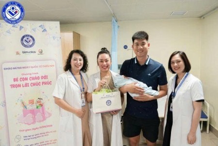 Những phần quà yêu thương được trao tận tay các sản phụ và gia đình trong chương trình “Bé con chào đời – Trọn lời chúc phúc