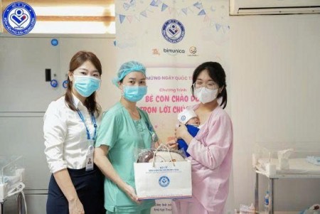 Các bệnh nhi tại Trung tâm Sơ sinh được nhận những phần quà thiết thực gồm balo đựng đồ cho bé, bỉm sơ sinh và khăn ướt