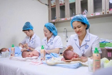 Những phút giây chăm sóc thư giãn dịu dàng là món quà đặc biệt dành tặng các em bé trong ngày Quốc tế Thiếu nhi 1/6