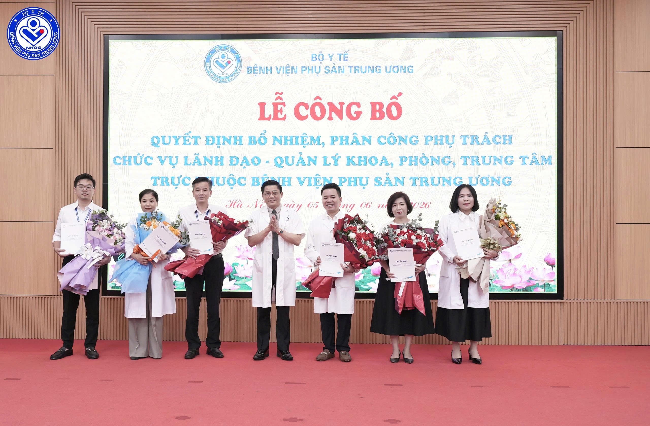 TTND.GS.TS Nguyễn Duy Ánh – Giám đốc Bệnh viện Phụ Sản Trung ương tặng hoa chúc mừng các đồng chí nhận nhiệm vụ tại buổi Lễ
