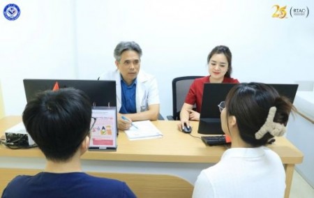 PGS.TS Hồ Sỹ Hùng – Phó Giám đốc Trung tâm Hỗ trợ sinh sản Quốc gia, Bệnh viện Phụ Sản Trung ương, tư vấn quy trình mang thai hộ cho một cặp vợ chồng vô sinh, hiếm muộn