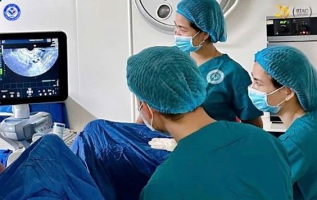 ThS.BS Nguyễn Việt Quang – Giám đốc Trung tâm Hỗ trợ sinh sản Quốc gia thực hiện thủ thuật chọc hút noãn.