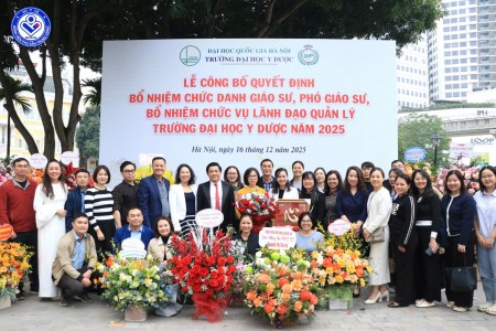 TTND.GS.TS Nguyễn Duy Ánh – Giám đốc Bệnh viện Phụ Sản Trung ương cùng tập thể nhân viên Bệnh viện chúc mừng Tân Phó Giáo sư Nguyễn Thị Thu Hà