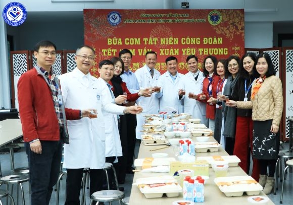 ấm áp bữa cơm tất niên Công đoàn và những món quà nghĩa tình cho viên chức, người lao động