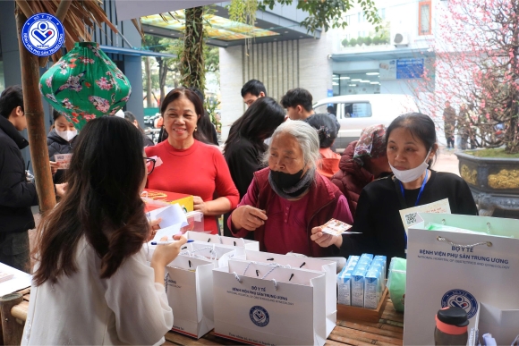 Phiên chợ “0 đồng” trao gần 600 phần quà – mang tết ấm áp đến với người bệnh tại Bệnh viện Phụ Sản Trung ương